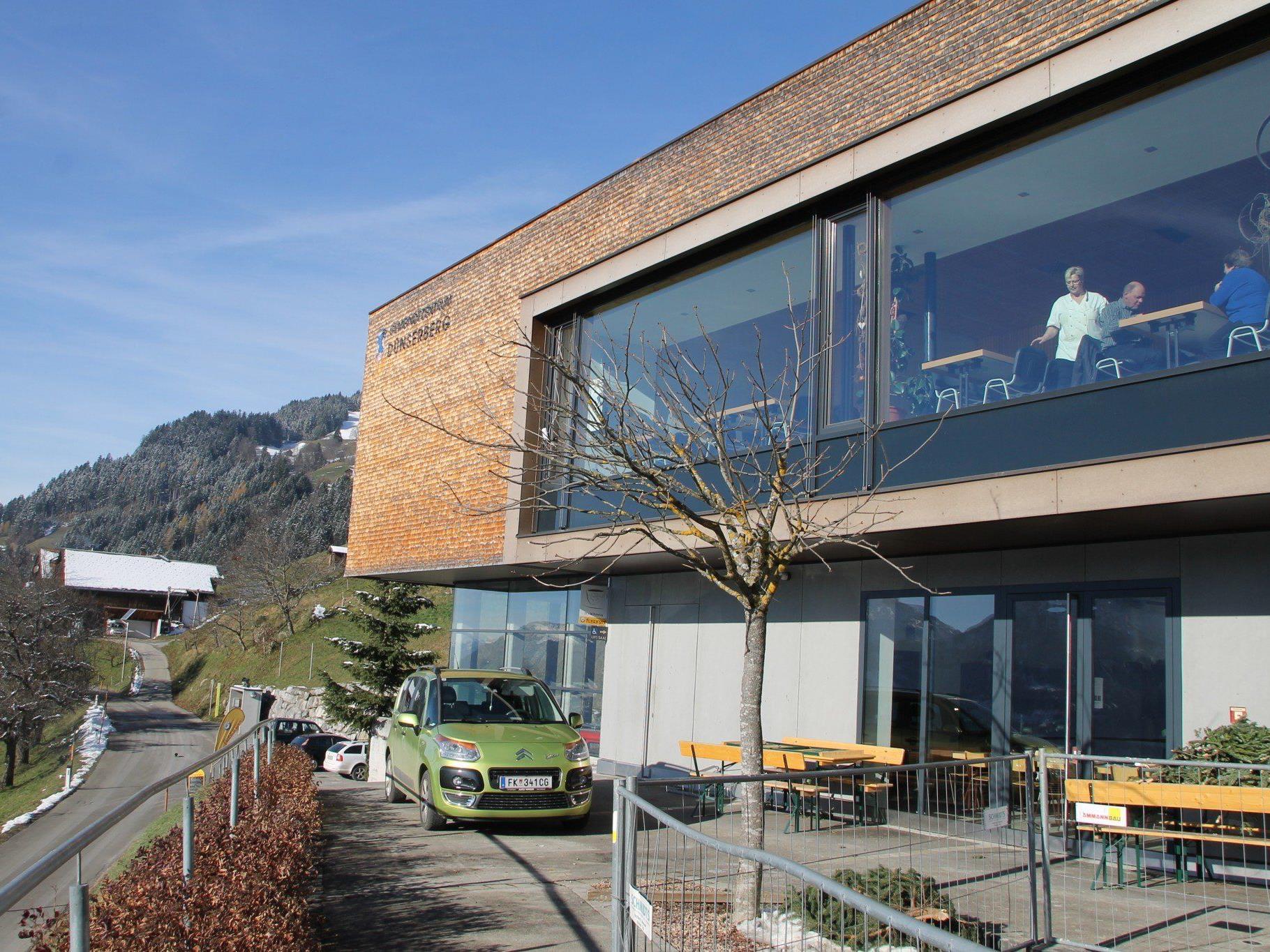 Der Gemeindesaal Dünserberg erhält eine neue Sonnenterrasse. Das Fundament wurde bereits gesetzt.