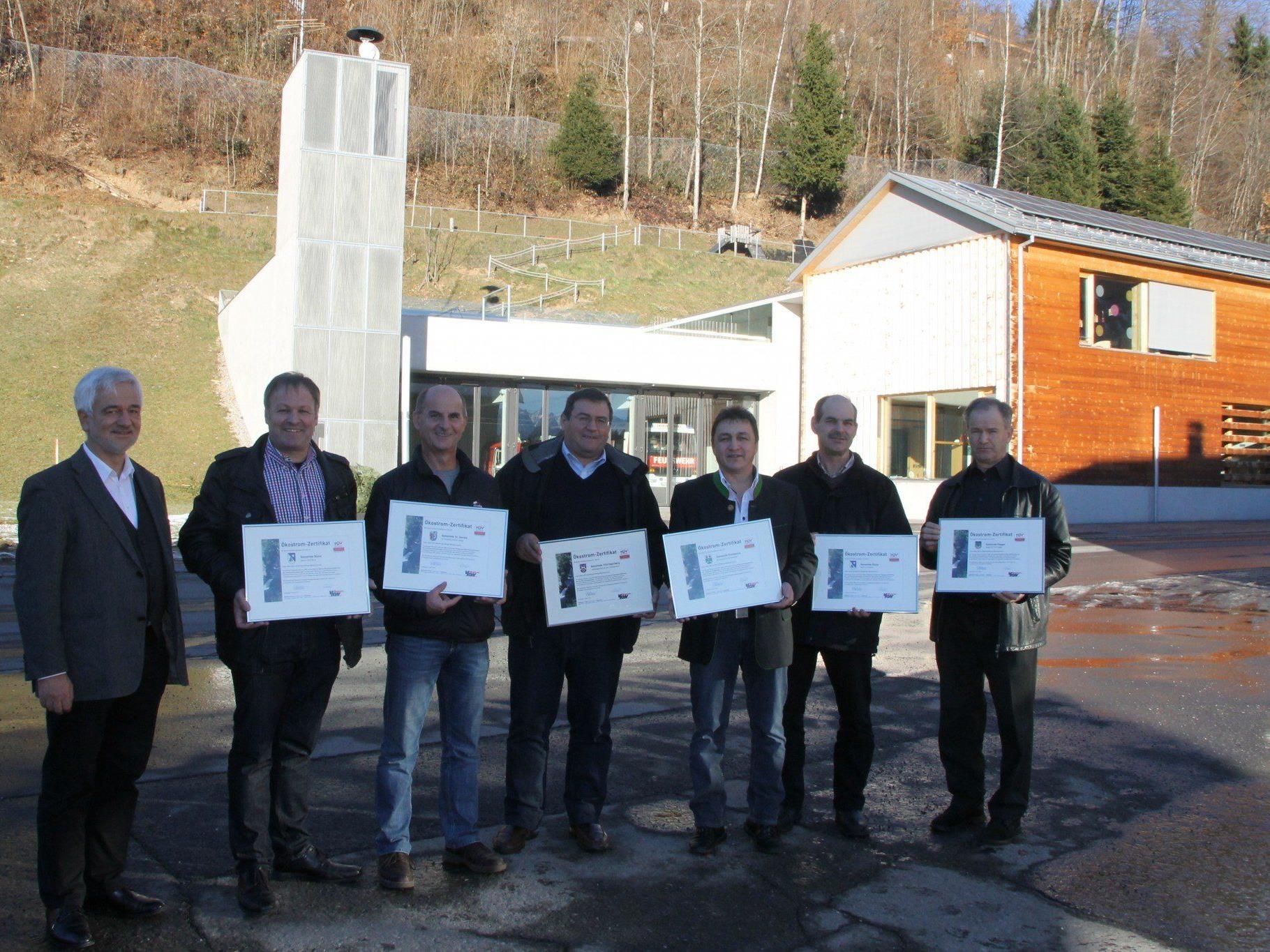 Bürgermeister aus dem Großen Walsertal mit den Ökostrom-Zertifikaten