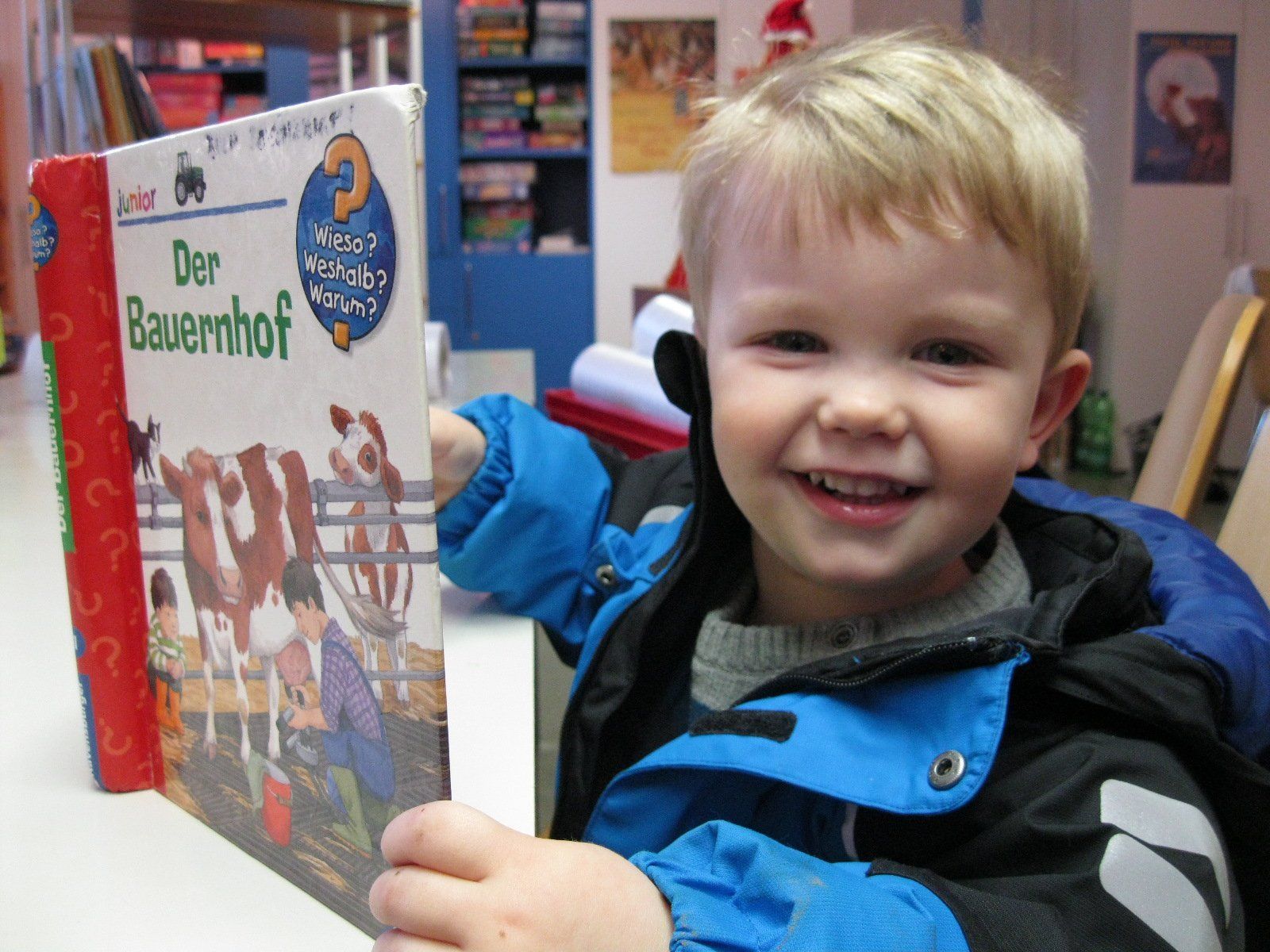 Der kleine Theo fühlt sich sichtlich wohl in der kleinen Familienbücherei. Der kleine Theo fühlt sich sichtlich wohl in der kleinen Familienbücherei.