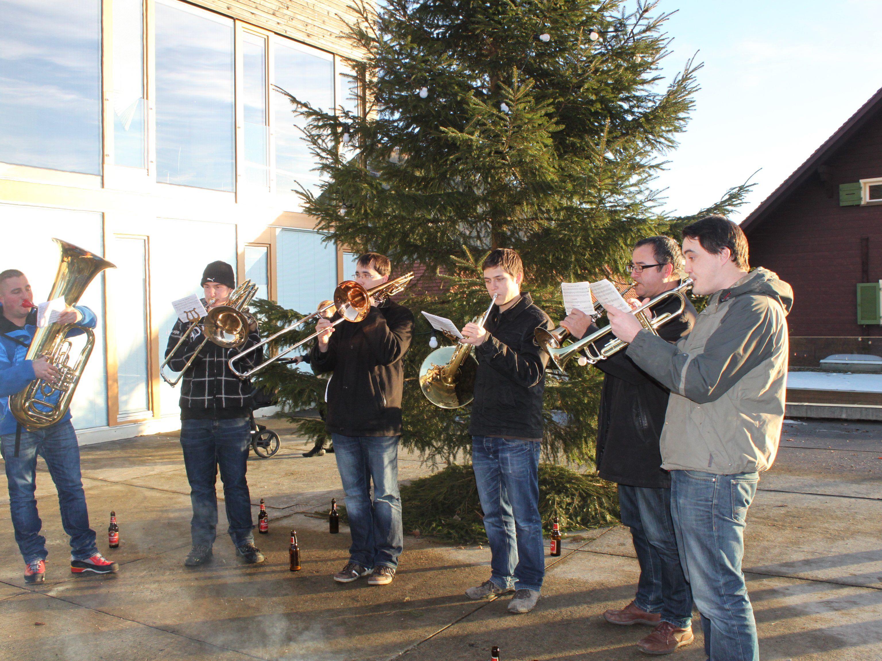 Die Bläsergruppe der Bürgermusik Fraxern verleiht dem Christbaummarkt immer eine besonders stimmungsvolle weihnachtliche Note.