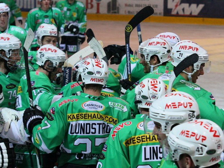 Jubel beim EHC Bregenzerwald nach dem 2:1-Auswärtssieg in Zell am See lebt die Chance auf einen Play-off.Platz Jubel beim EHC Bregenzerwald nach dem 2:1-Auswärtssieg in Zell am See lebt die Chance auf einen Play-off.Platz