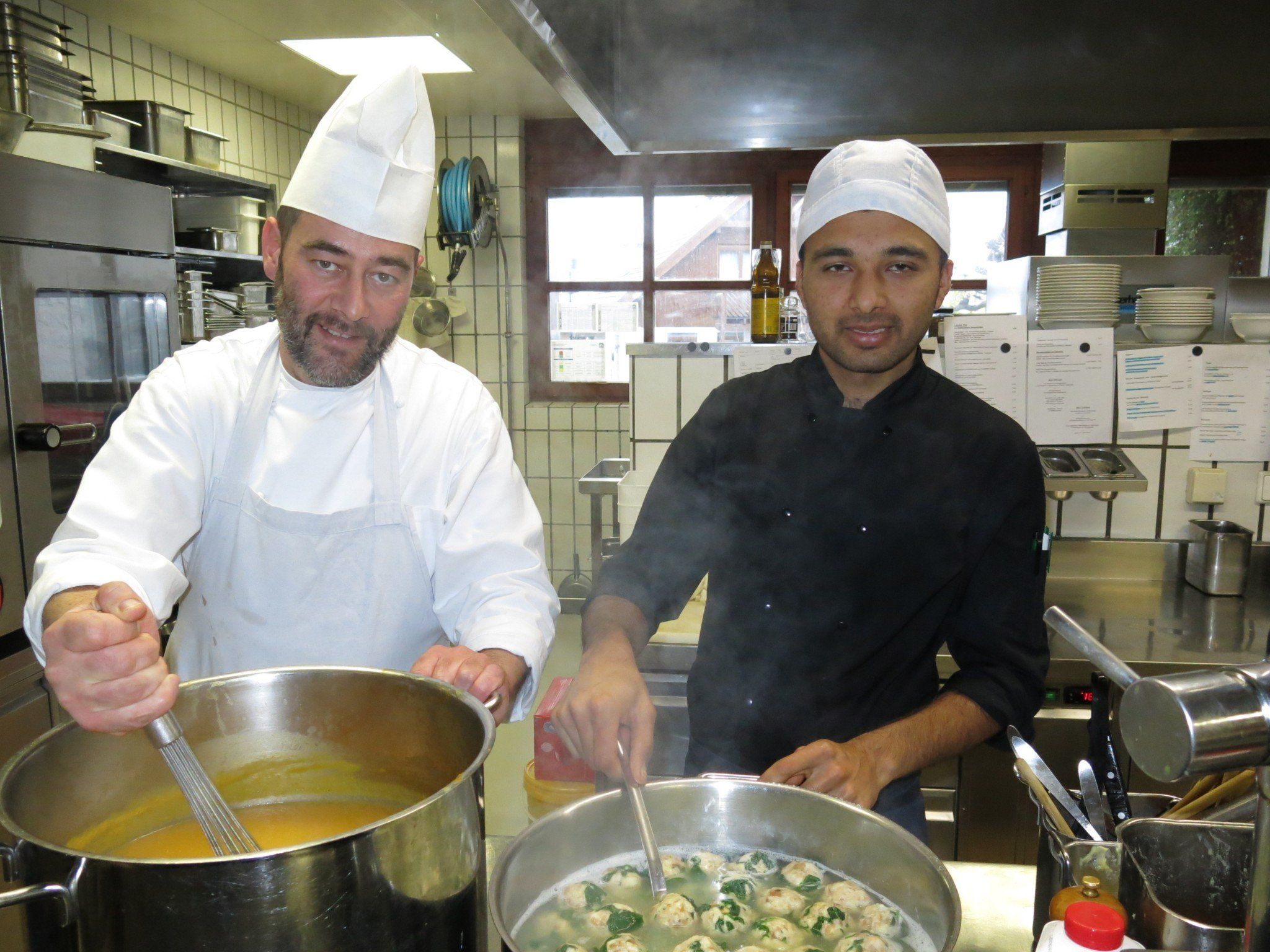 Küchenchef Horst Gerold weiht Waqas Arif in die Geheimnisse des guten Geschmacks ein. Küchenchef Horst Gerold weiht Waqas Arif in die Geheimnisse des guten Geschmacks ein.