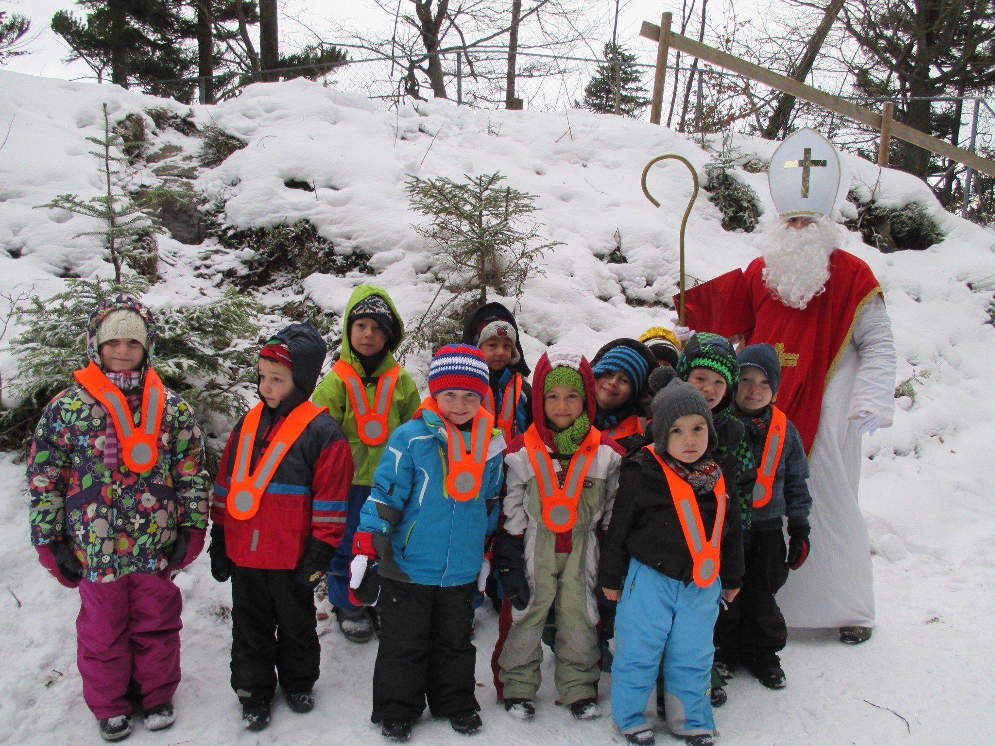 Die Mäusegruppe vom Kindergarten Hasenfeld fand den Nikolaus am Karren Die Mäusegruppe vom Kindergarten Hasenfeld fand den Nikolaus am Karren