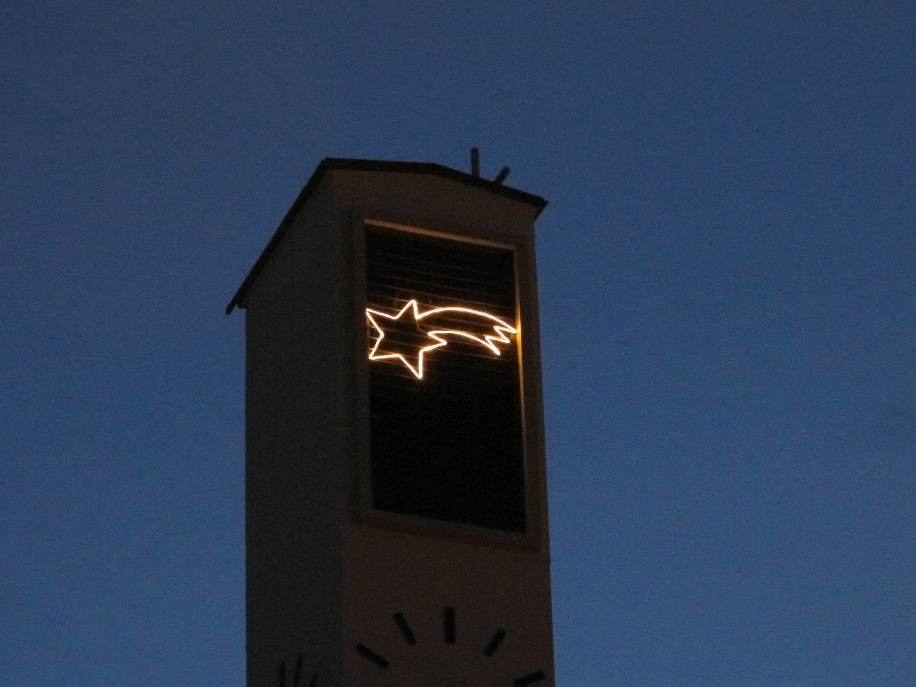 Bereits bei der Ortseinfahrt ist der leuchtende Stern am Kirchturm zu sehen.