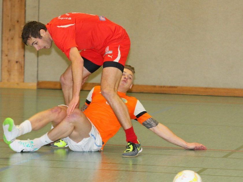 Zweikampf zwischen Langen-Torjäger Bernhard Elbs und Gaißau-Gastspieler Julian Rupp.