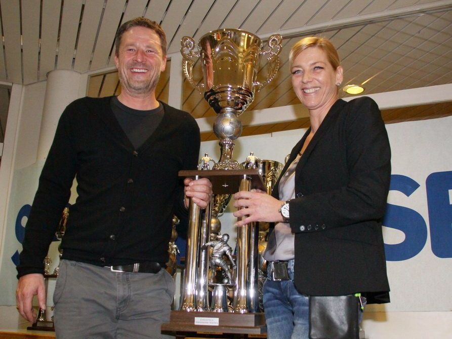 Karin und Peter Meusburger halten den Siegerpokal schon mal in den Händen. Karin und Peter Meusburger halten den Siegerpokal schon mal in den Händen.