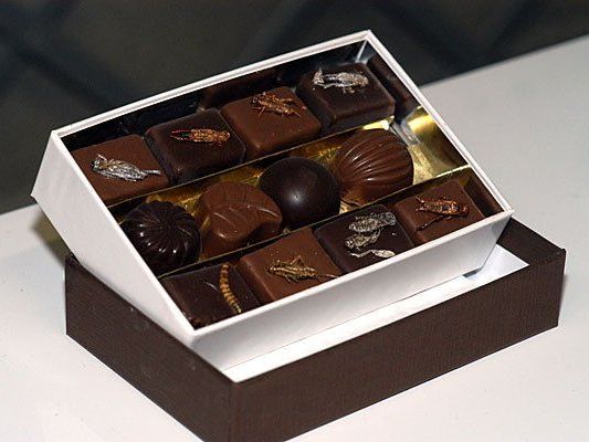 Schokopralinen, welche mit Grillen und Mehlwürmern dekoriert wurden. Schokopralinen, welche mit Grillen und Mehlwürmern dekoriert wurden.