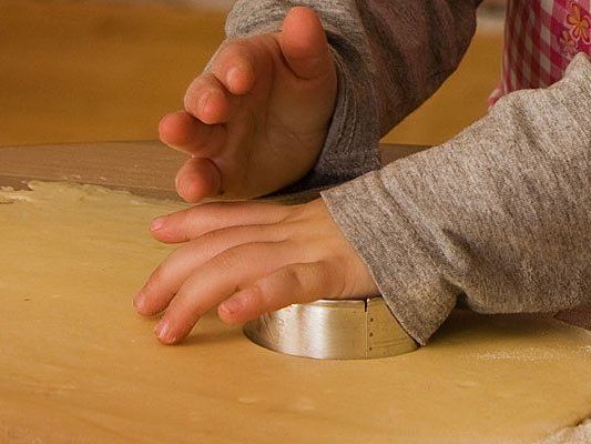 Ein zehnjähriges Mädchen blieb beim Kekse backen in der Ausstechform stecken. Ein zehnjähriges Mädchen blieb beim Kekse backen in der Ausstechform stecken.