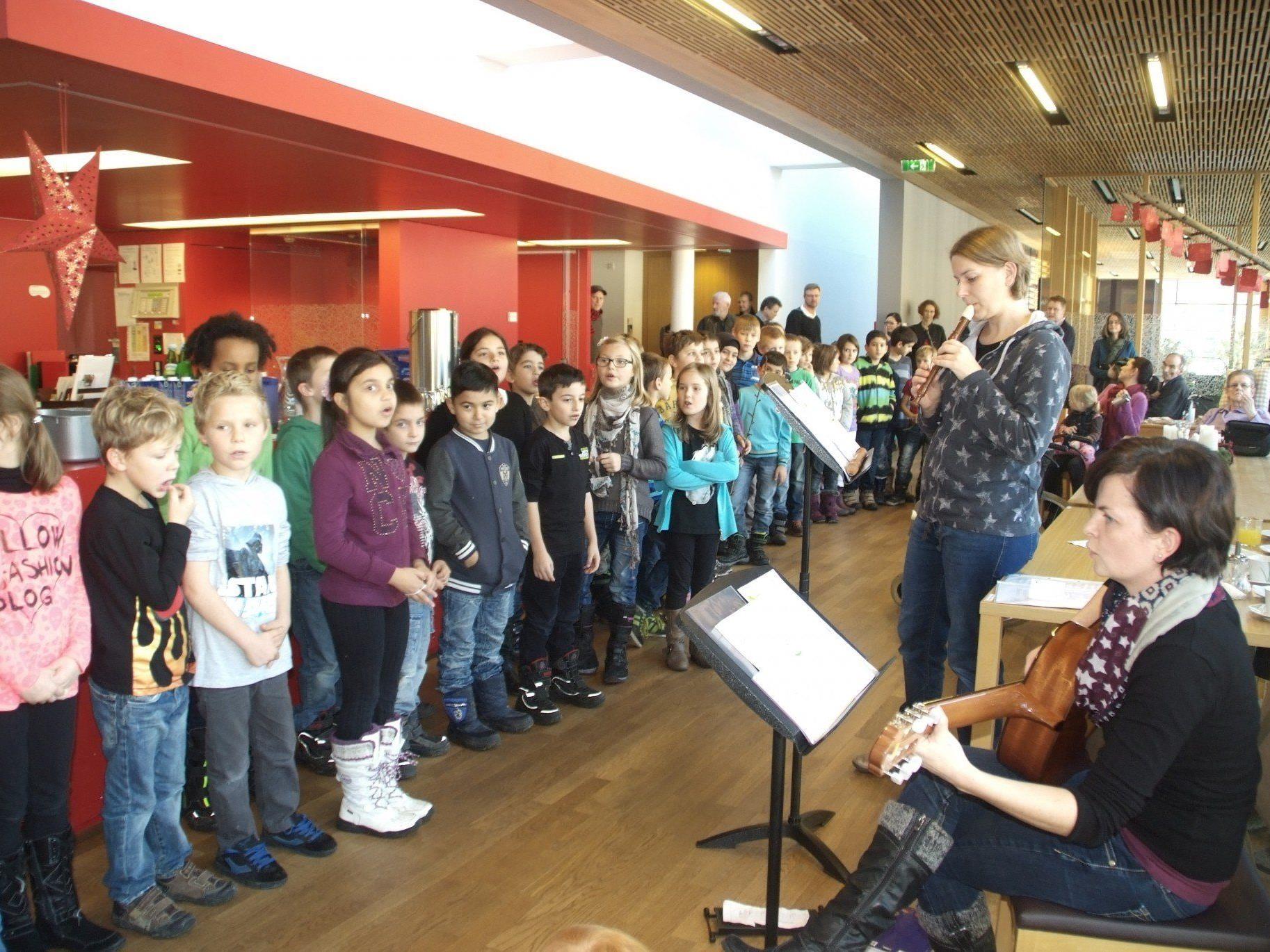 Die Schüler der Musik -Volksschule Bludesch musizieren für die IAP Bewohner in Ludesch.