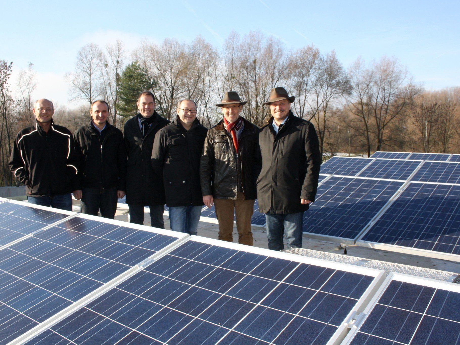 ARA-Betriebsleiter Arnold Seeberger präsentierte den Bürgermeistern und Energiekoordinator Bertram Schedler das neue öffentliche „Solarstrom-Kraftwerk“. ARA-Betriebsleiter Arnold Seeberger präsentierte den Bürgermeistern und Energiekoordinator Bertram Schedler das neue öffentliche „Solarstrom-Kraftwerk“.