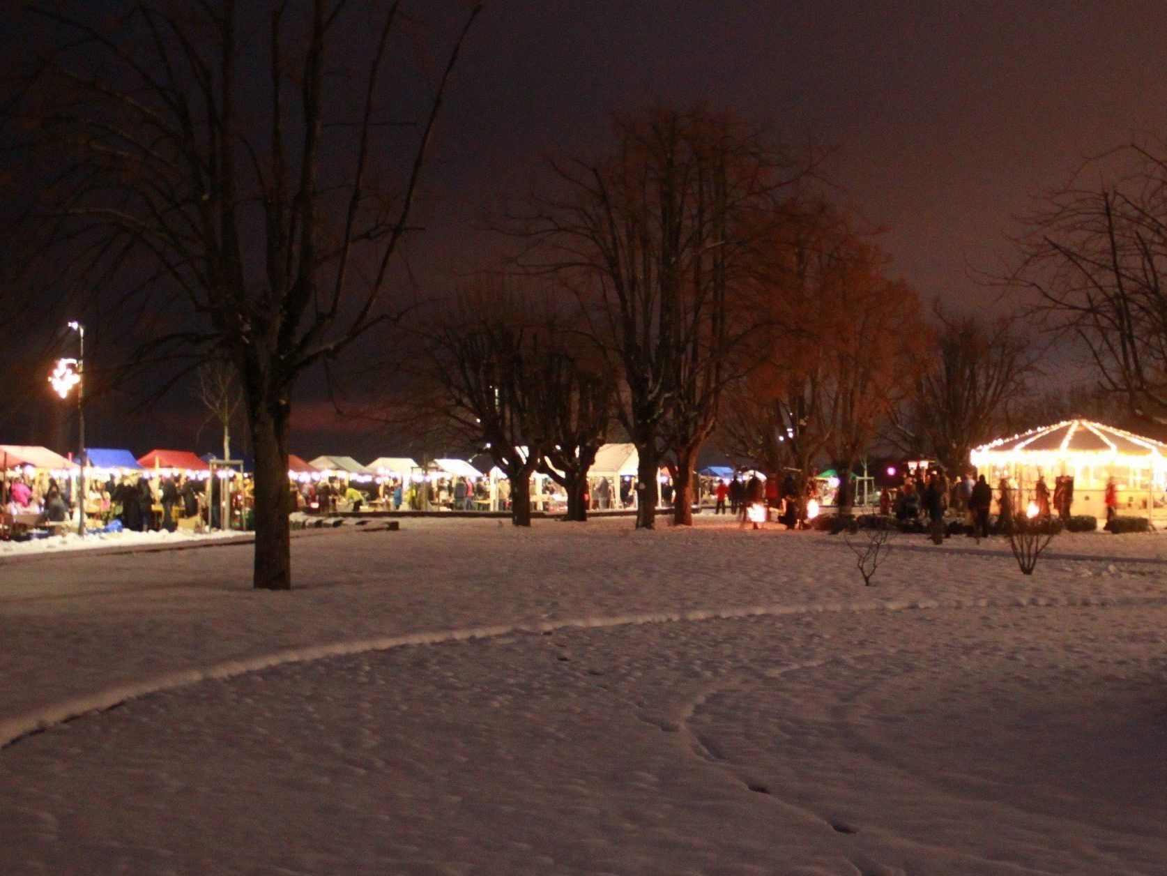 Beim „Lochauer Adventzauber“ das vorweihnachtliche Ambiente am Kaiserstrand genießen. Beim „Lochauer Adventzauber“ das vorweihnachtliche Ambiente am Kaiserstrand genießen.