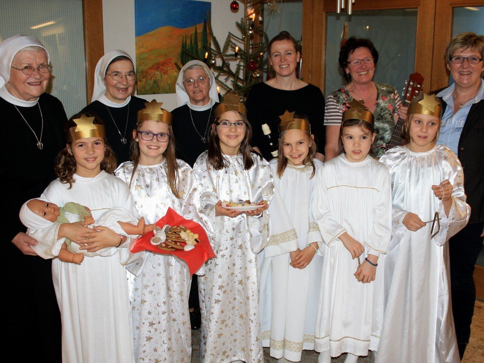 Die Weihnachtsengel bereiteten auch den Heimbewohnern in den einzelnen Wohngruppen mit ihren Besuchen viel Freude. Die Weihnachtsengel bereiteten auch den Heimbewohnern in den einzelnen Wohngruppen mit ihren Besuchen viel Freude.