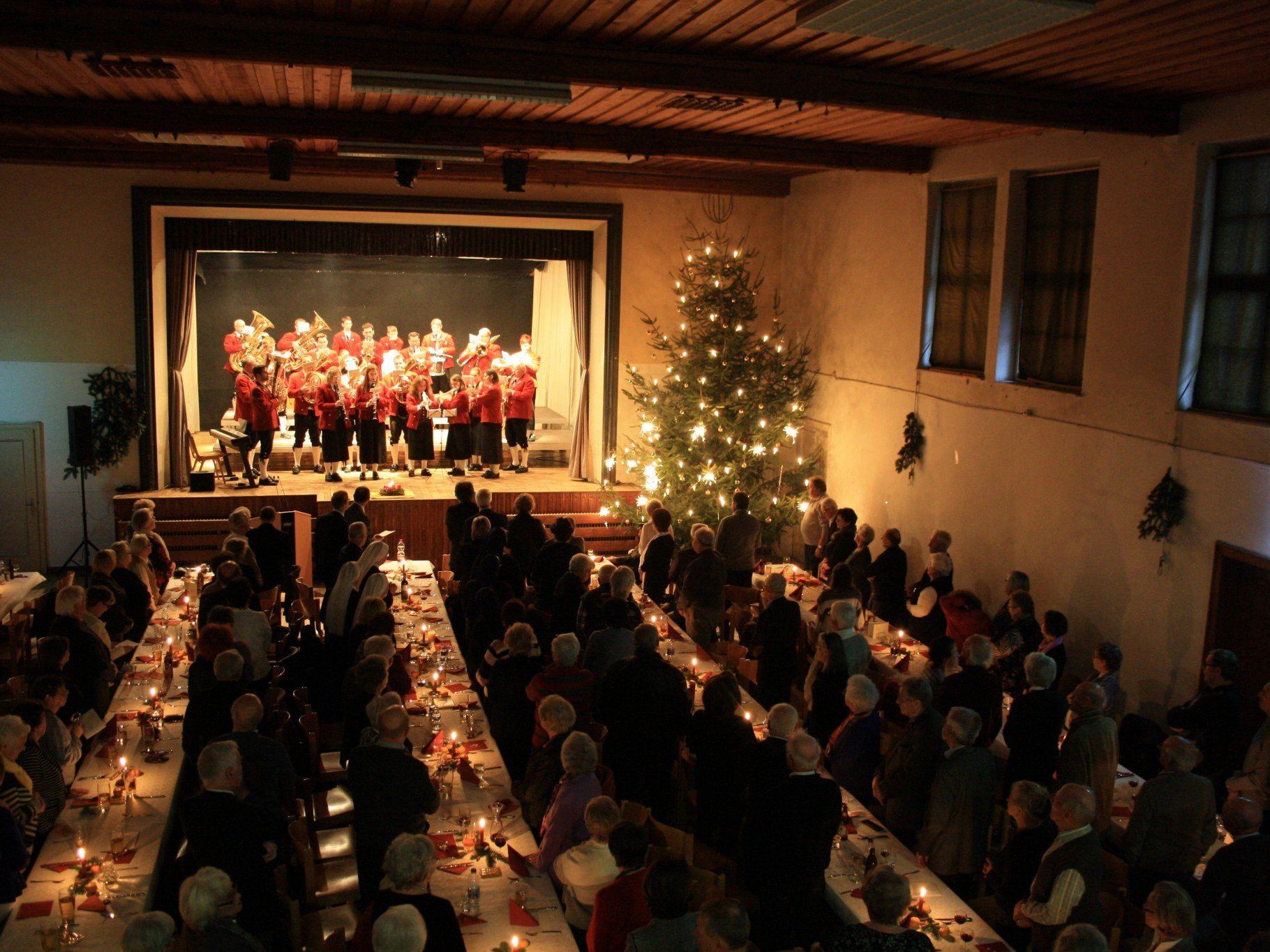 Die Gemeinde lud zur stimmungsvollen Senioren-Weihnacht in die Festhalle. Die Gemeinde lud zur stimmungsvollen Senioren-Weihnacht in die Festhalle.