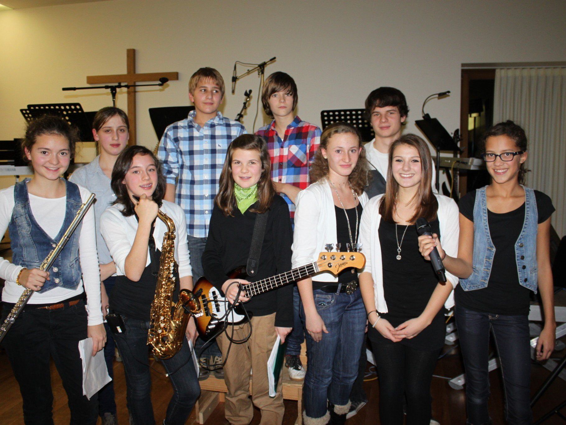 Junge Musikgruppen begeistern mit poppigen und rockigen Darbietungen. Junge Musikgruppen begeistern mit poppigen und rockigen Darbietungen.