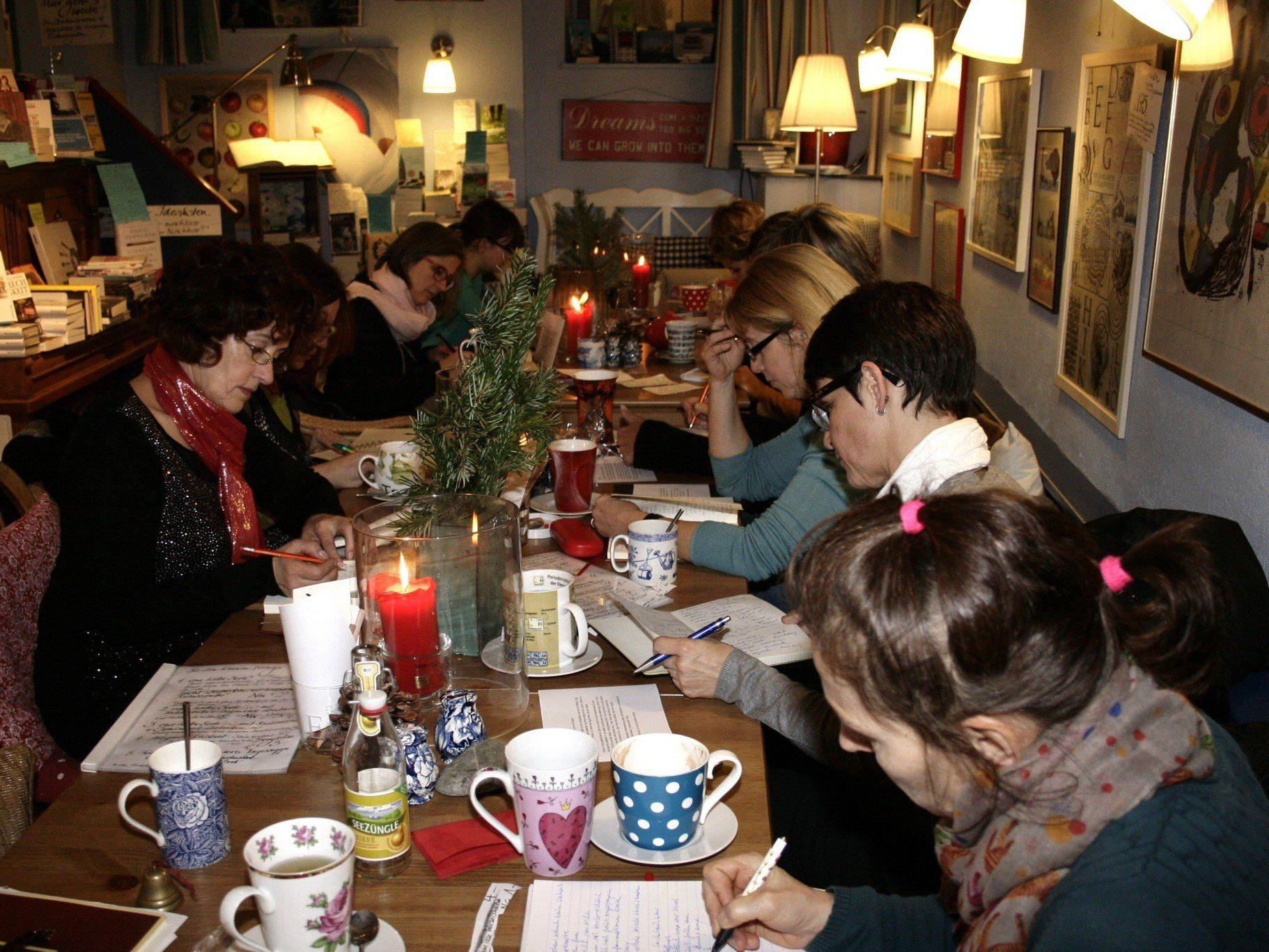 Beliebtes Schreiben im Café.