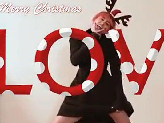 Miley Cyrus sendet ihren Fans ganz besondere Weihnachtsgrüße. Miley Cyrus sendet ihren Fans ganz besondere Weihnachtsgrüße.