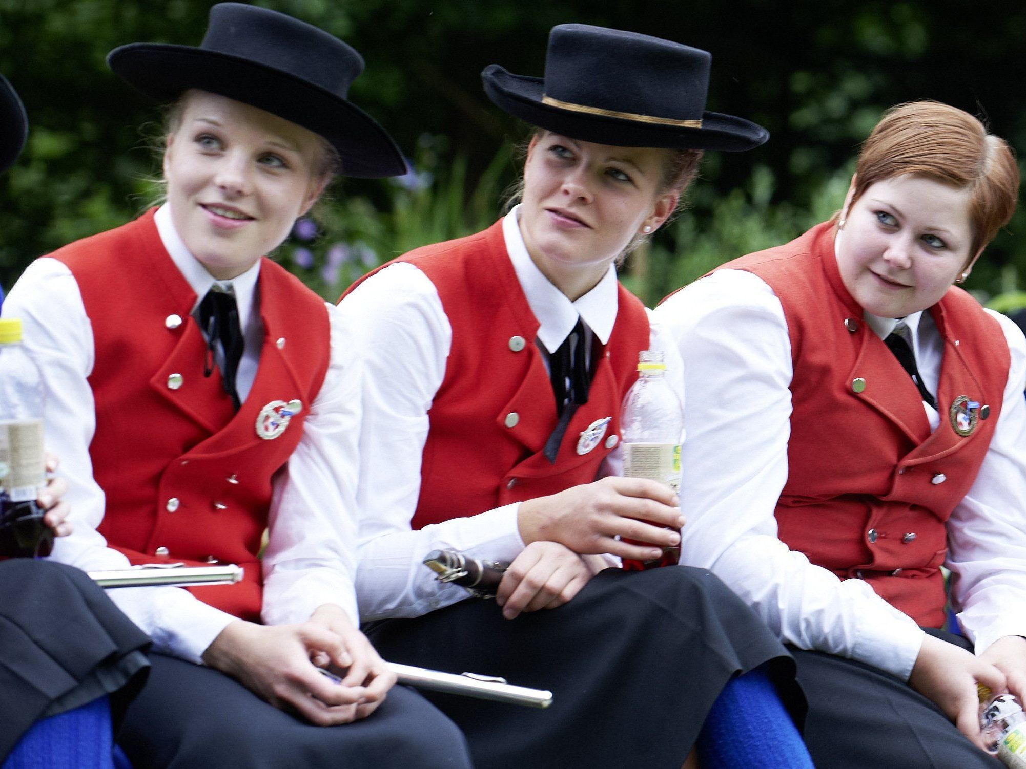 Die Auer MusikantInnen laden zum Neujahrs-Trachten-Musikantenball. Die Auer MusikantInnen laden zum Neujahrs-Trachten-Musikantenball.
