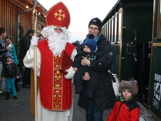 Bei der Nikolausfahrt gab es Nikolaussäckle für jedes Kind. Bei der Nikolausfahrt gab es Nikolaussäckle für jedes Kind.