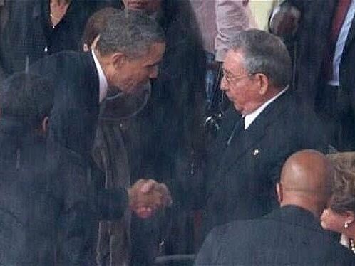 US-Präsident Obama schüttelt die Hand von Kubas Präsident Raul Castro. US-Präsident Obama schüttelt die Hand von Kubas Präsident Raul Castro.