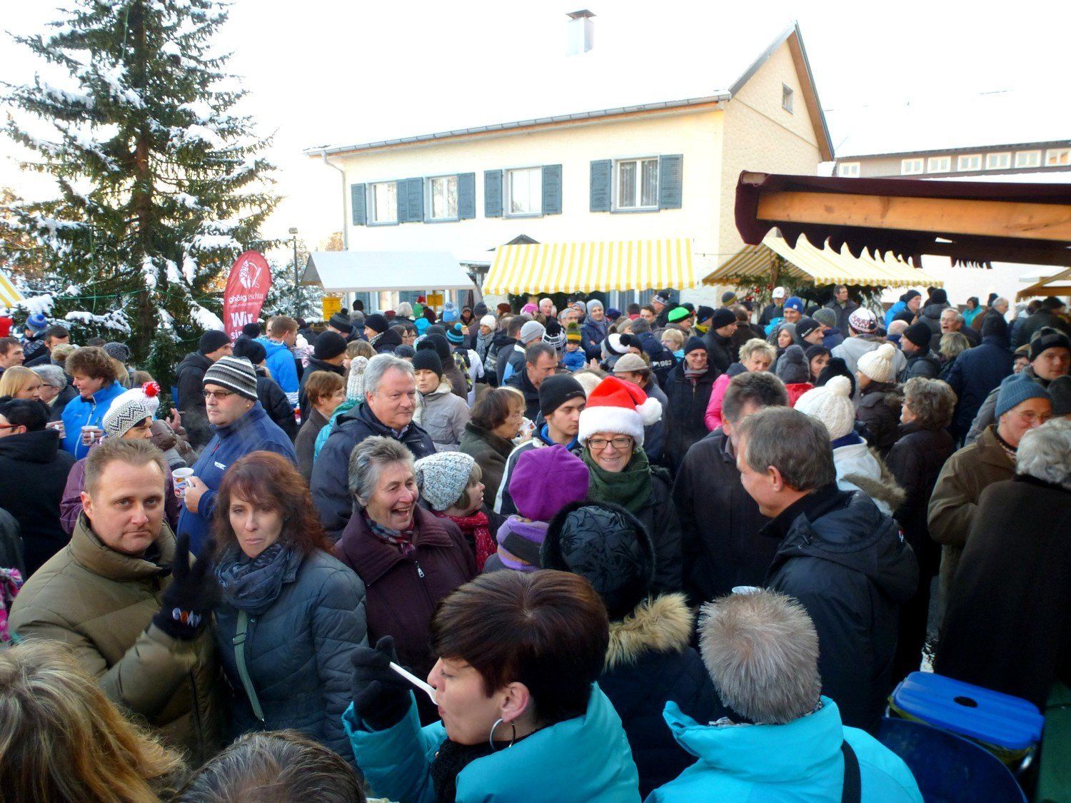 Ein prall gefüllter Dorfplatz beim Adventmarkt in Doren.