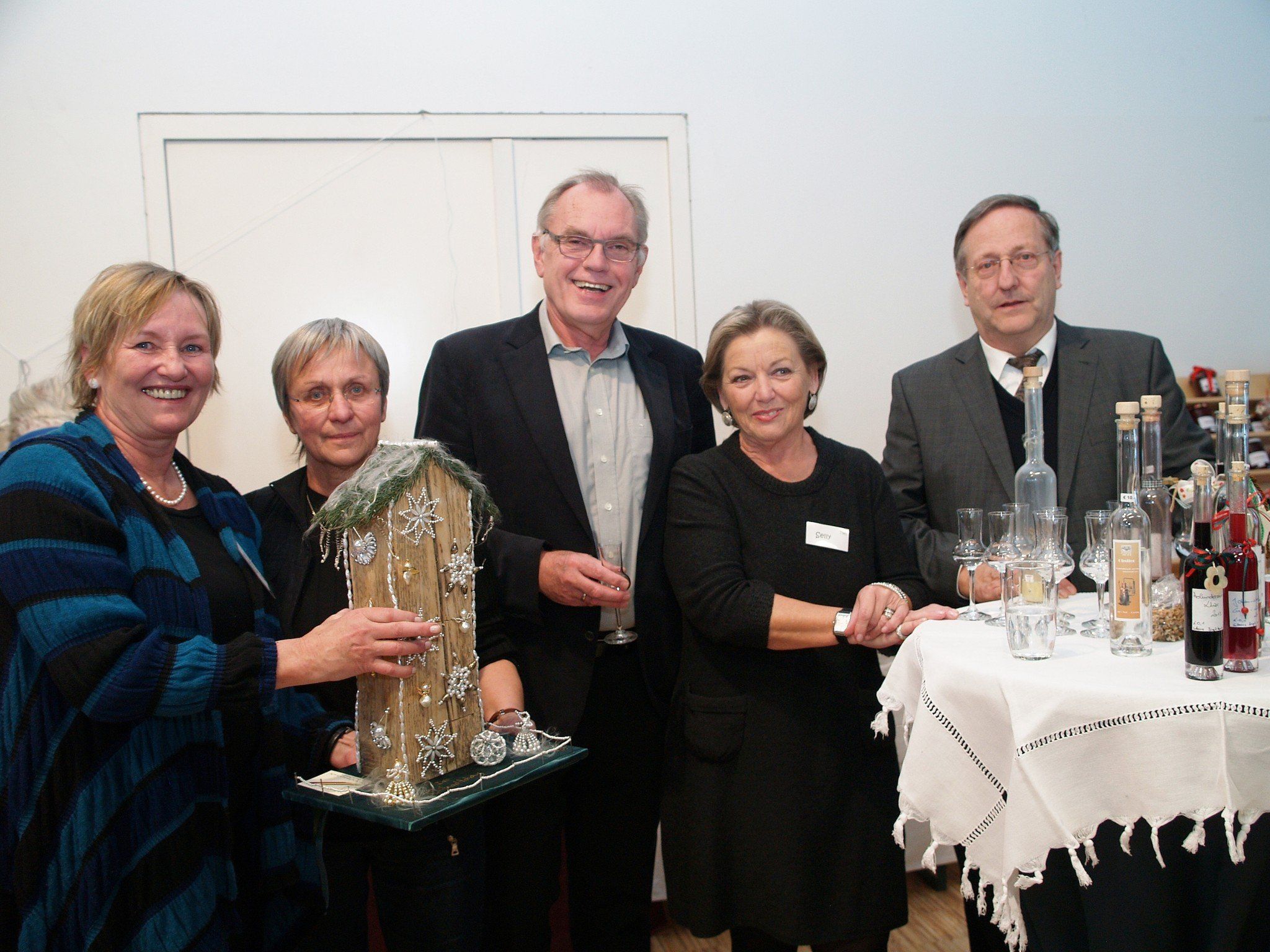 Ingrid Mathis, Ingrid Ionian, Altbürgermeister Hans Kohler, Selly Frick und Pfarrer Wilfried Blum bei der Versteigerung der handgefertigten Unikate. Ingrid Mathis, Ingrid Ionian, Altbürgermeister Hans Kohler, Selly Frick und Pfarrer Wilfried Blum bei der Versteigerung der handgefertigten Unikate.