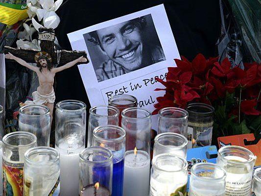 Fotos, Kerzen und Erinnerungsstücke an der Unfallstelle in in Valencia, California, wo Paul Walker starb Fotos, Kerzen und Erinnerungsstücke an der Unfallstelle in in Valencia, California, wo Paul Walker starb