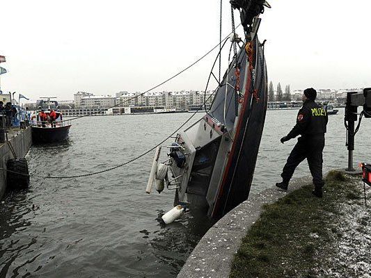 Die "Fischa" bei der Bergung Die "Fischa" bei der Bergung