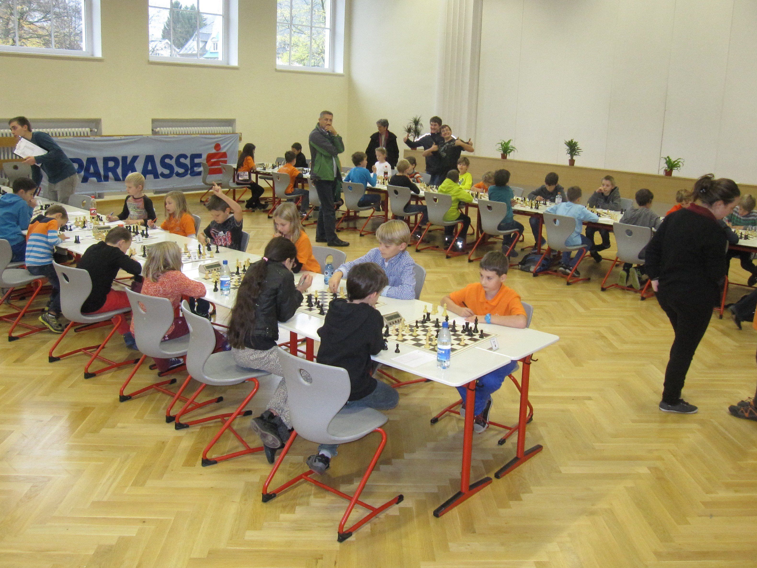 In drei verschiedenen Kategorien konnten die jungen Schachspieler ihr Können unter Beweis stellen: In drei verschiedenen Kategorien konnten die jungen Schachspieler ihr Können unter Beweis stellen: