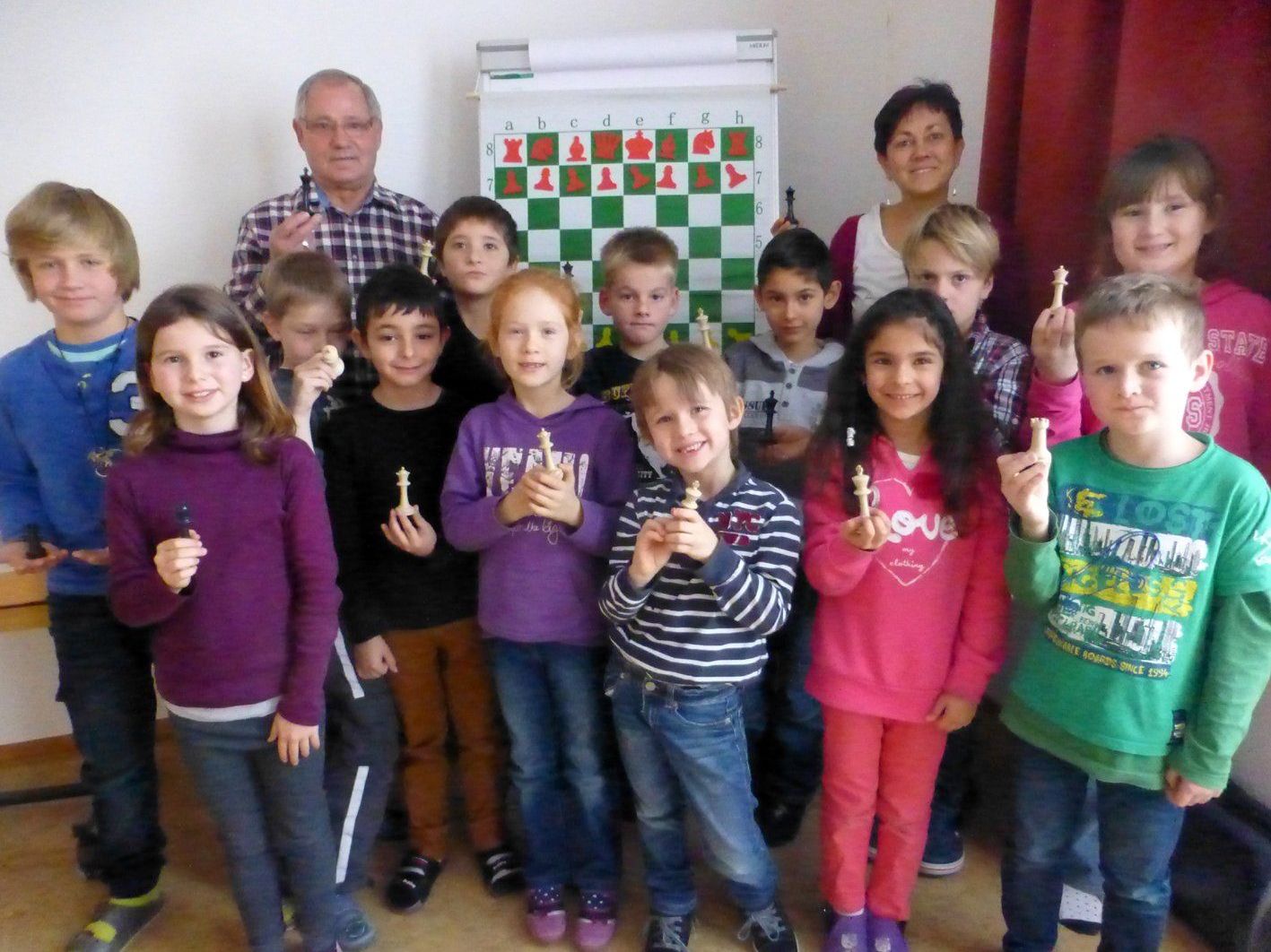 Helmut Cyris und Monika Mätzler-Trauner mit ihrer Altacher Schulschachgruppe. Helmut Cyris und Monika Mätzler-Trauner mit ihrer Altacher Schulschachgruppe.