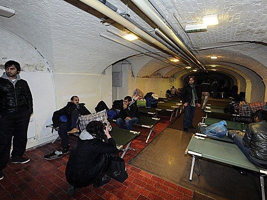 Einige der Flüchtlinge, die im Servitenkloster lebten, stehen unter Schlepperei-Verdacht Einige der Flüchtlinge, die im Servitenkloster lebten, stehen unter Schlepperei-Verdacht