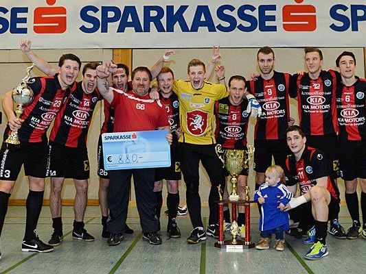 Beim Hallenmasters 2012/2013 freut sich der FC Hard über den Sieg. Beim Hallenmasters 2012/2013 freut sich der FC Hard über den Sieg.