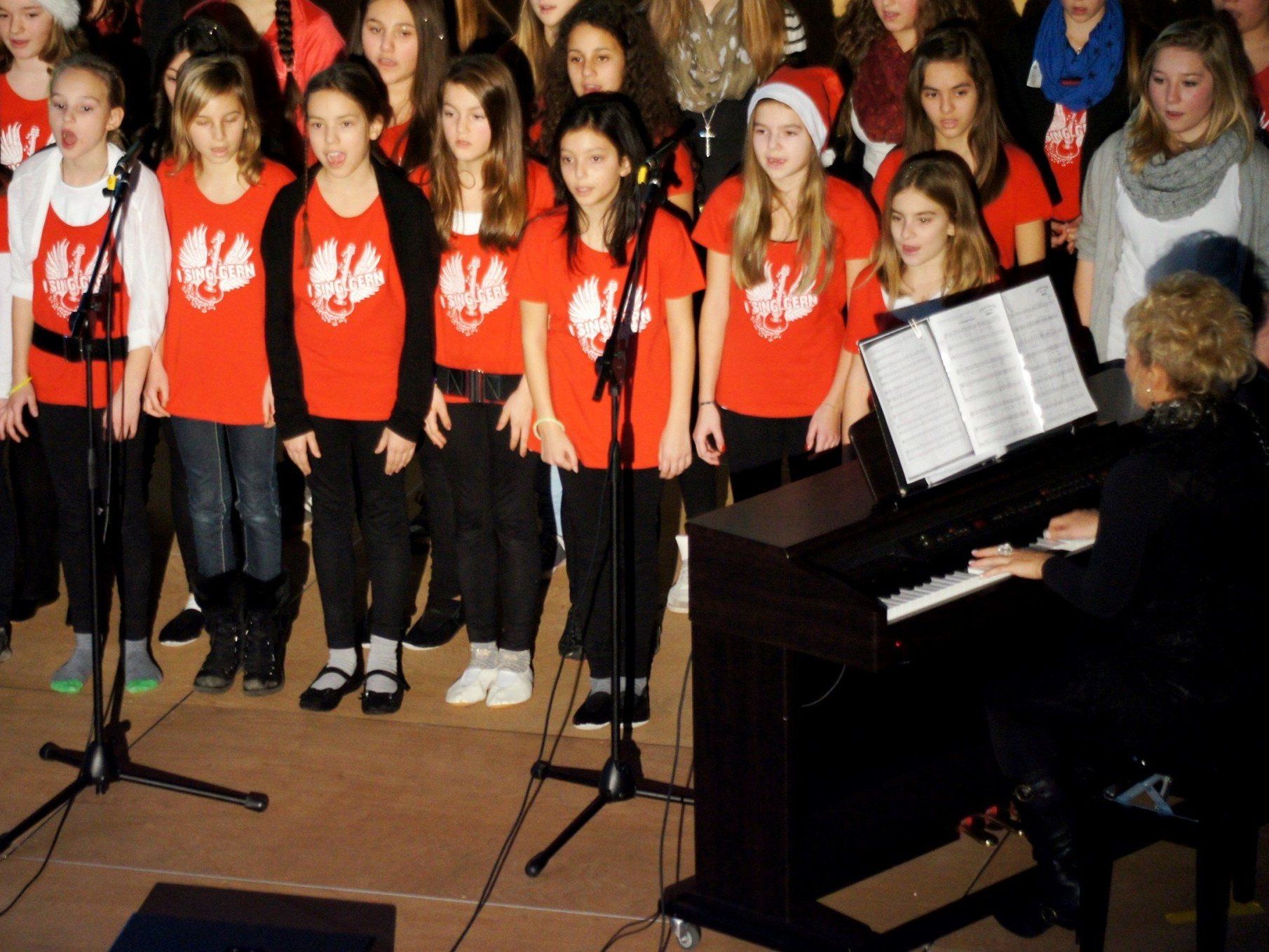L. Thurnher begleitet den Chor am Klavier mit "Go tell it on the mountain" L. Thurnher begleitet den Chor am Klavier mit "Go tell it on the mountain"