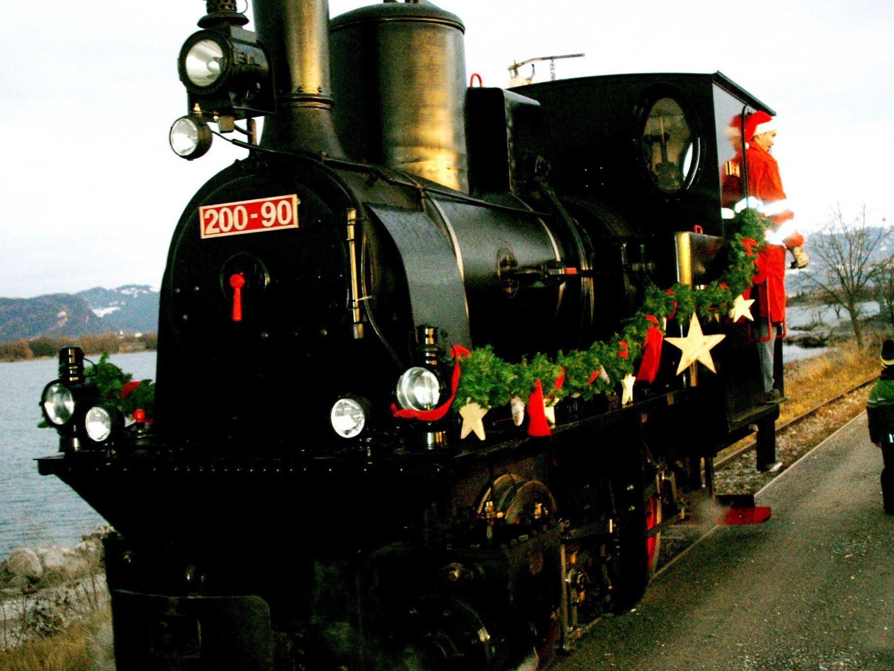 Die weihnachtlich geschmückte Dampflok. Die weihnachtlich geschmückte Dampflok.