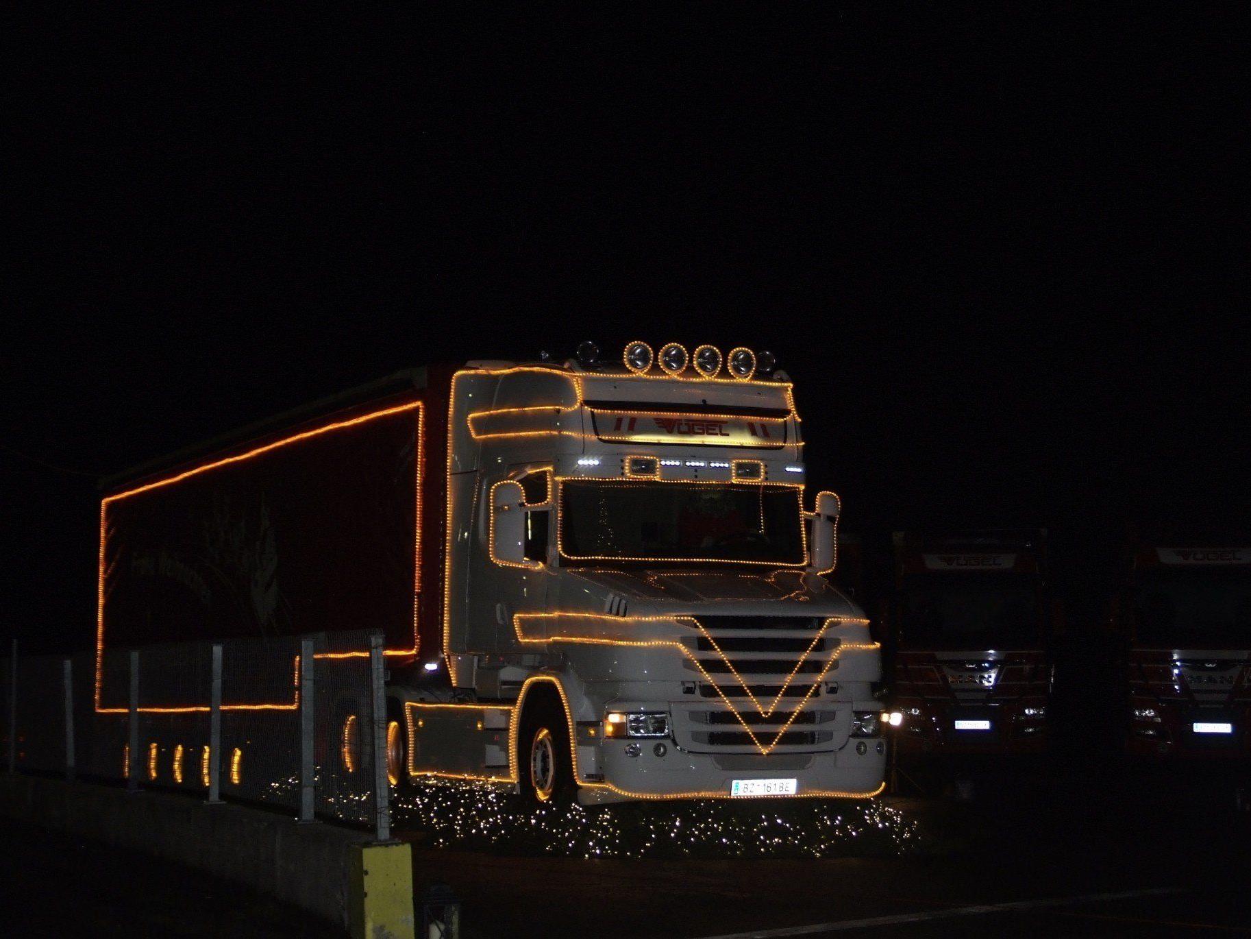 Der beleuchtete Truck ziert in der Adventszeit das Firmengelände.