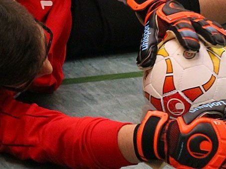 Gruppe 2 startet am Donnerstag um 20.45 Uhr ins Vorrundenturnier beim Hallenmasters. Gruppe 2 startet am Donnerstag um 20.45 Uhr ins Vorrundenturnier beim Hallenmasters.