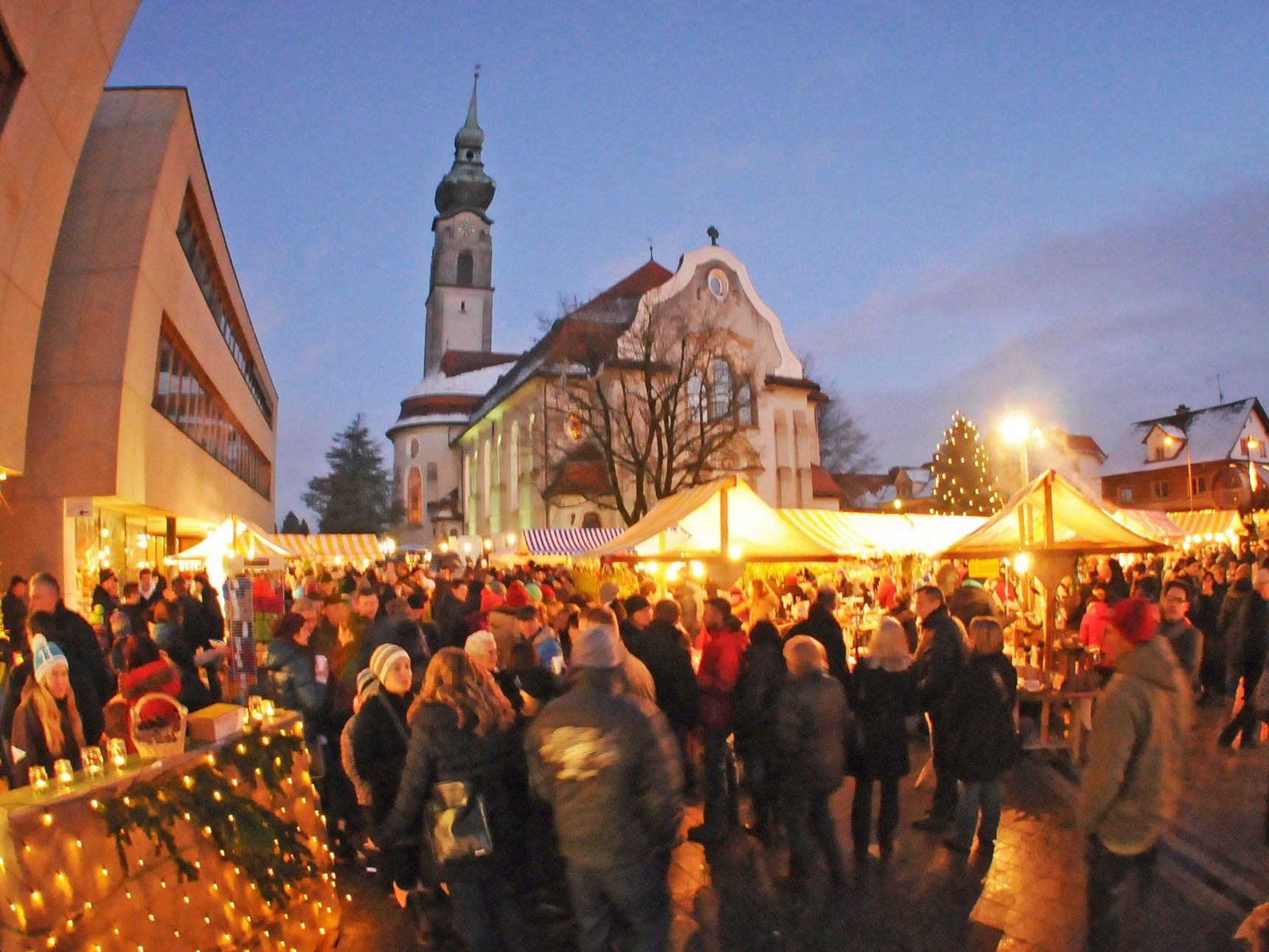 Die vielen Besucher genossen die gemütliche Stimmung beim Höchster Adventmarkt. Die vielen Besucher genossen die gemütliche Stimmung beim Höchster Adventmarkt.