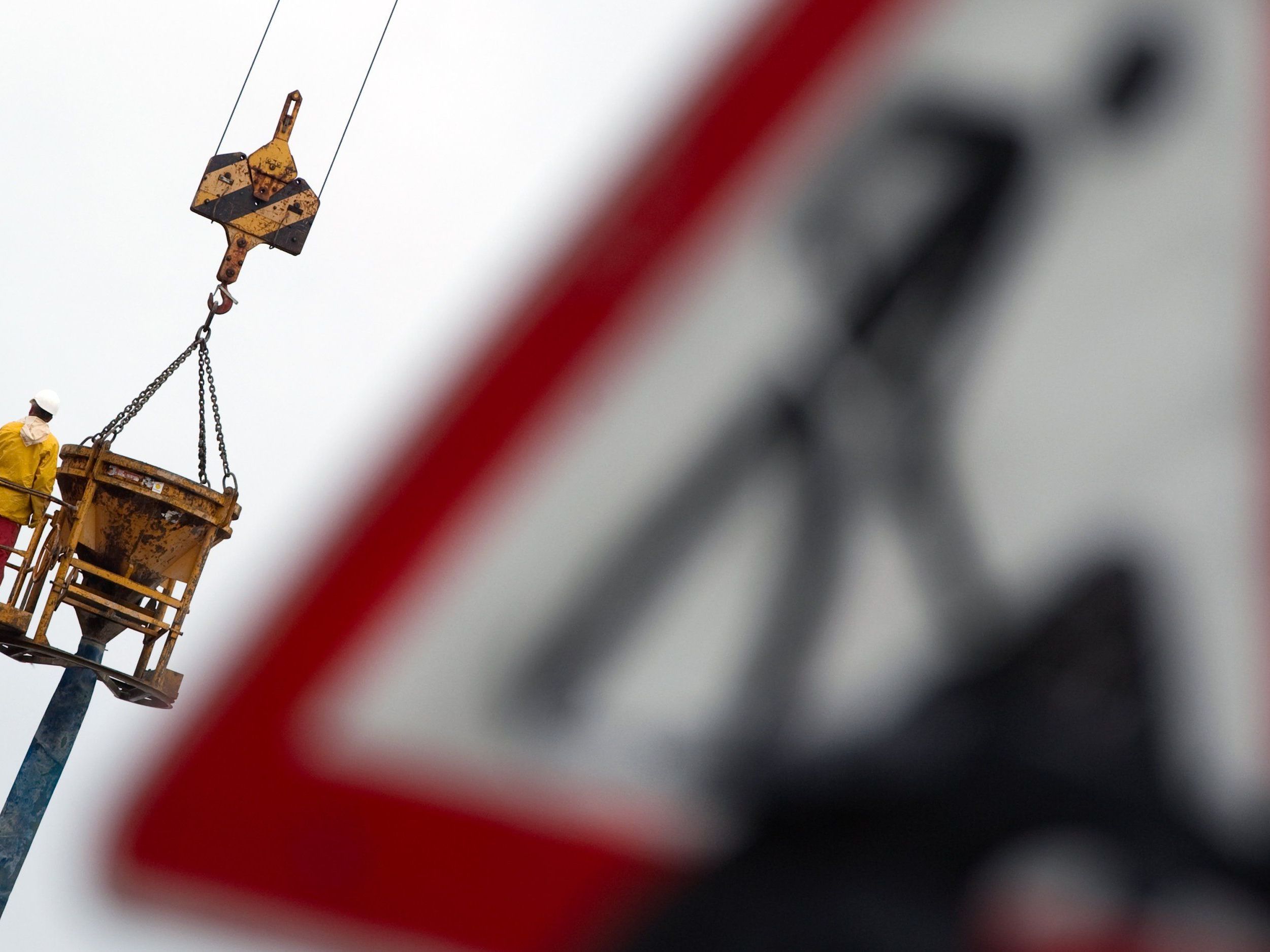 Trotz schwacher Wirtschaftsentwicklung ist die Beschäftigung in Österreich im Oktober weiterhin gestiegen.