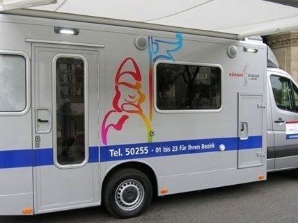 Neben dem Bus ist der Bürgerdienst jetzt auch mit einem Infostand unterwegs. Neben dem Bus ist der Bürgerdienst jetzt auch mit einem Infostand unterwegs.