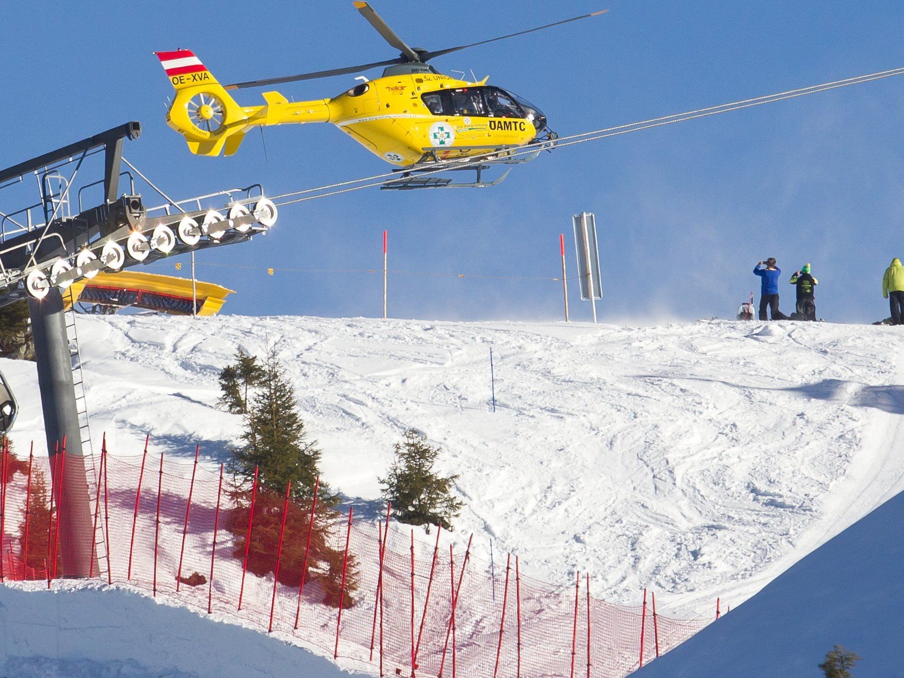 Michael Hämmerle wird nach einem Sturz mit dem Hubschrauber C8 abstransportiert. Michael Hämmerle wird nach einem Sturz mit dem Hubschrauber C8 abstransportiert.