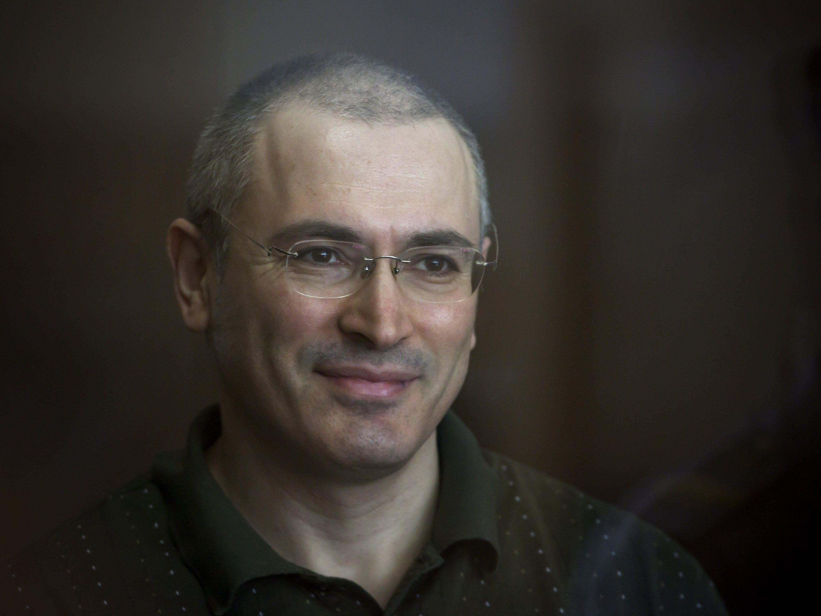Der russische Kreml-Kritiker Michail Chodorkowski ist nach zehn Jahren Haft wieder in Freiheit.
