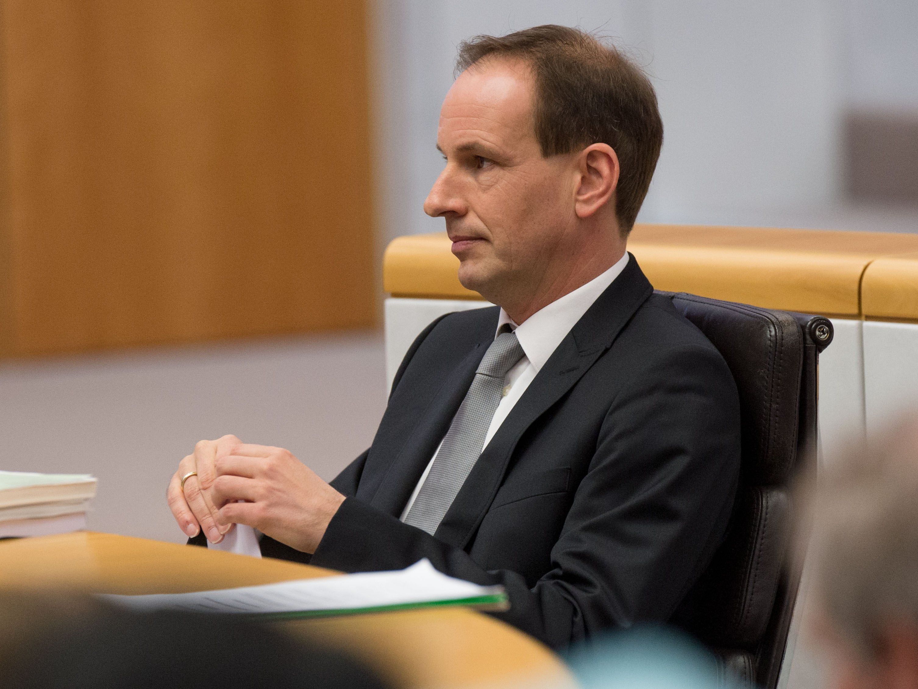 In geheimer Abstimmung waren 18 von 34 teilnehmenden Abgeordneten für eine Auslieferung In geheimer Abstimmung waren 18 von 34 teilnehmenden Abgeordneten für eine Auslieferung