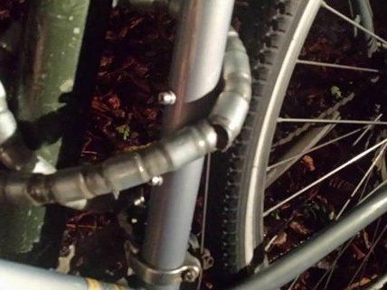Der Pensionist wurde bei dem Fahrrad von Zeugen beobachtet. Der Pensionist wurde bei dem Fahrrad von Zeugen beobachtet.