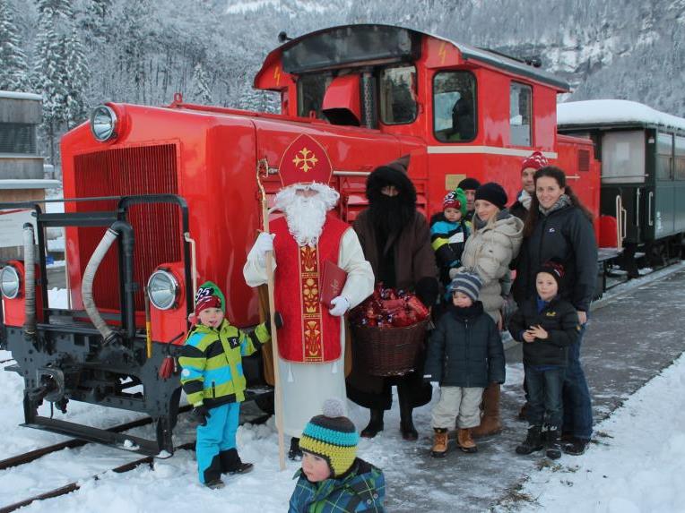 Im bilderbuch-schönen Winterwald bereitet der Bähnle-Nikolaus dieser Tage den Kindern eine Riesenfreude.