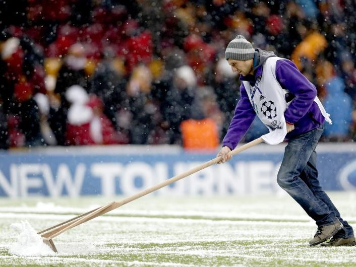 Hagel und Schnee am Istanbuler Rasen Hagel und Schnee am Istanbuler Rasen