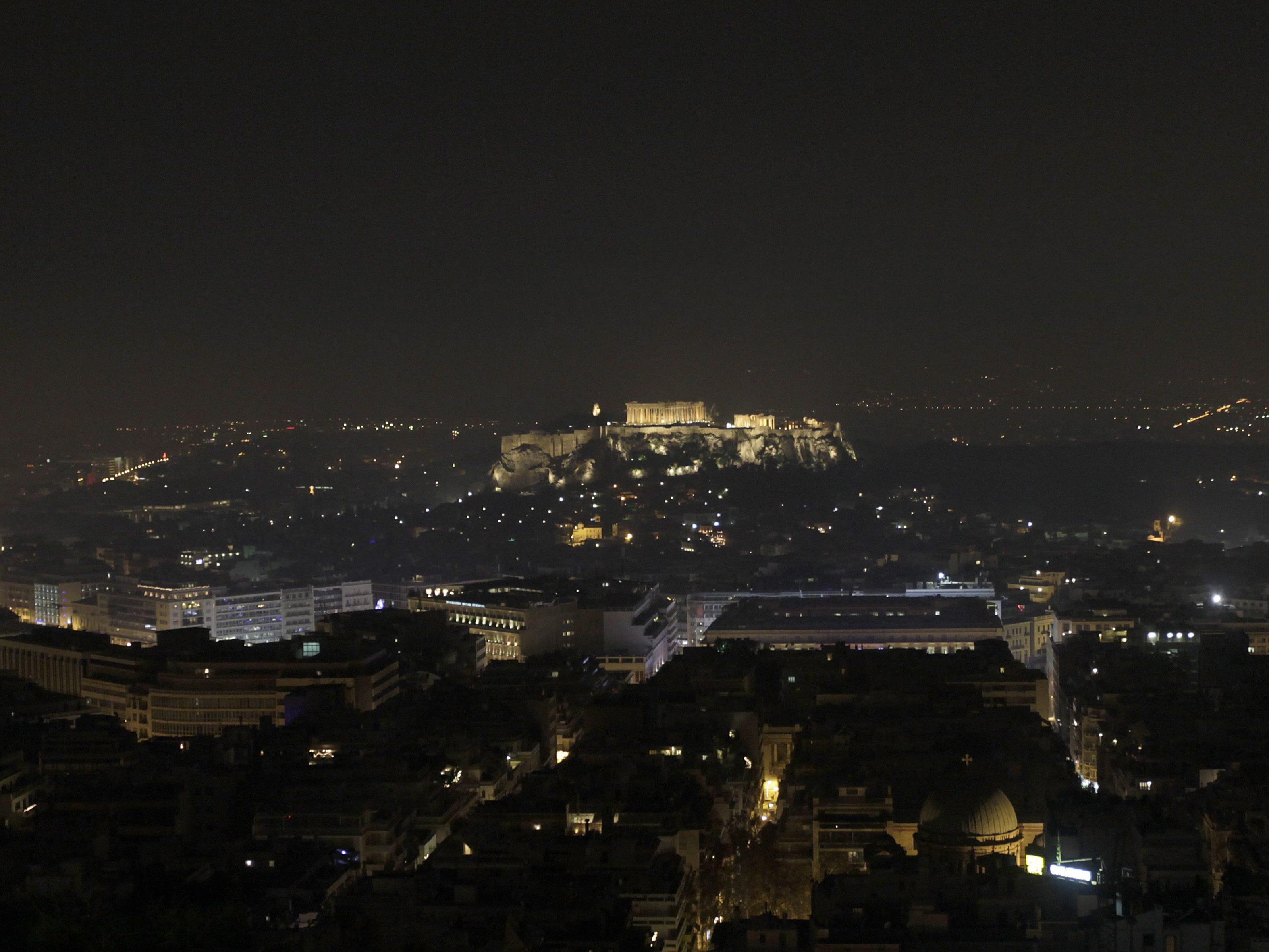 Auch in der Nacht liegt ein Smog-Schleier über Athen.