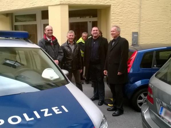 Kommandanten der Polizeiinspektion Bregenz und der städtischen Sicherheitswache konnten den flüchtenden Tatverdächtigen in der Kirchstraße stellen