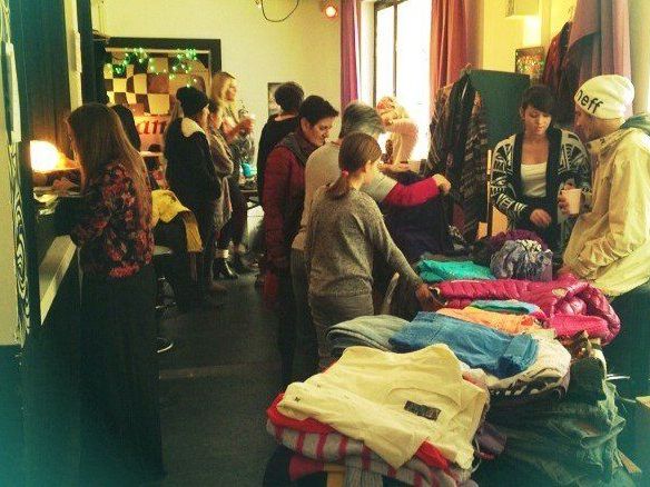 Klamotten, Krimskrams, Firlefanz und Katzentanz. Klamotten, Krimskrams, Firlefanz und Katzentanz.