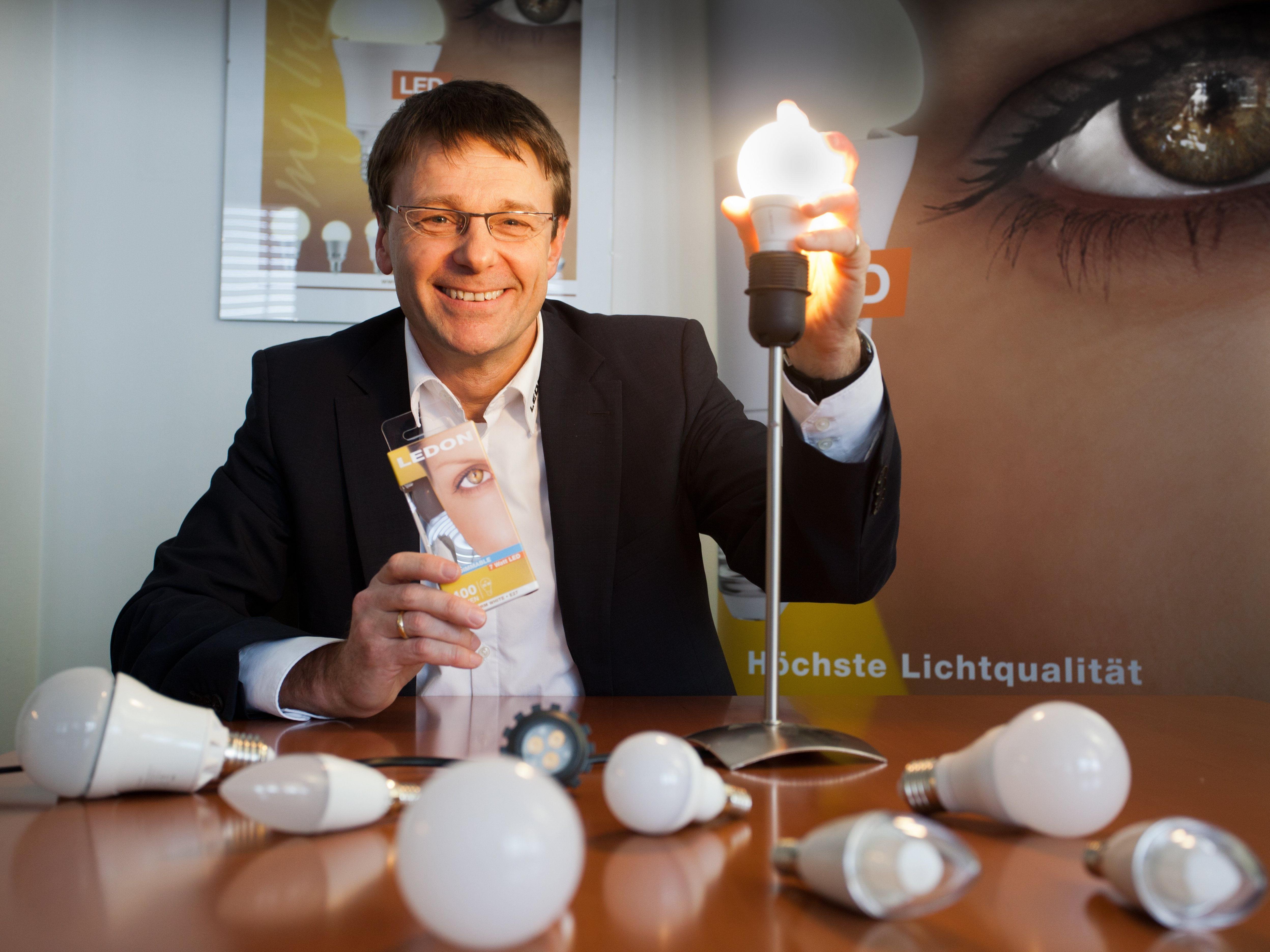 Ledon leuchtet länger - LED ist teuer, aber es wirkt; im Bild: Geschäftsführer Mikulsky