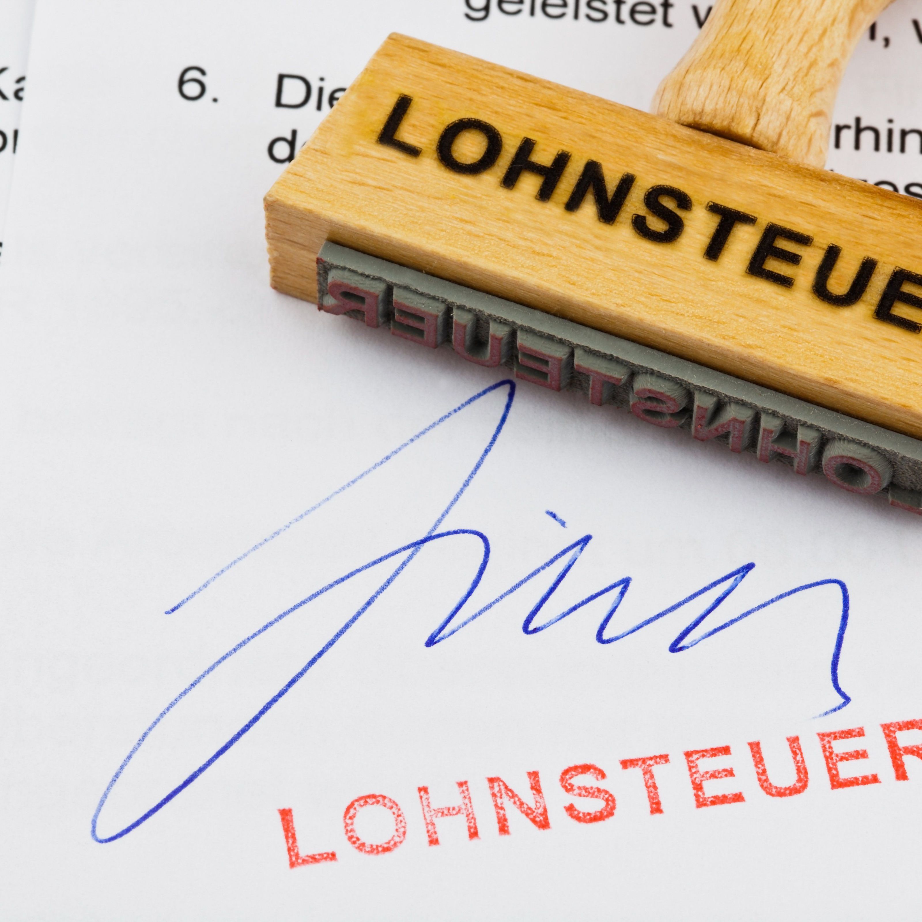 Lohnsteuer frisst Gehaltsplus. Lohnsteuer frisst Gehaltsplus.