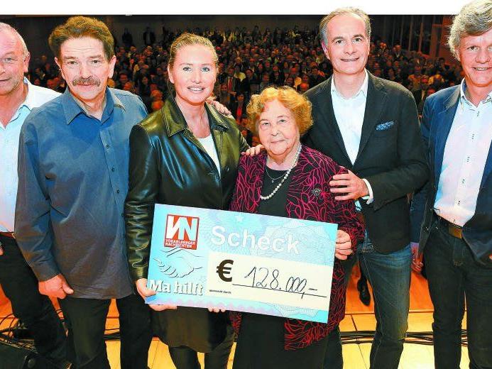 128.000 Euro kamen für in Not geratene Menschen in Vorarlberg zusammen. V. l.: Ulrich Troy und Hermann Stadelmann von „Stemmeisen & Zündschnur“, VN-Chefredakteurin Verena Daum-Kuzmanovic und „Ma hilft“-Grande Dame Elly Böhler mit Elgar und Gerald Fleisch von „Fleisch + Fleisch“. 128.000 Euro kamen für in Not geratene Menschen in Vorarlberg zusammen. V. l.: Ulrich Troy und Hermann Stadelmann von „Stemmeisen & Zündschnur“, VN-Chefredakteurin Verena Daum-Kuzmanovic und „Ma hilft“-Grande Dame Elly Böhler mit Elgar und Gerald Fleisch von „Fleisch + Fleisch“.